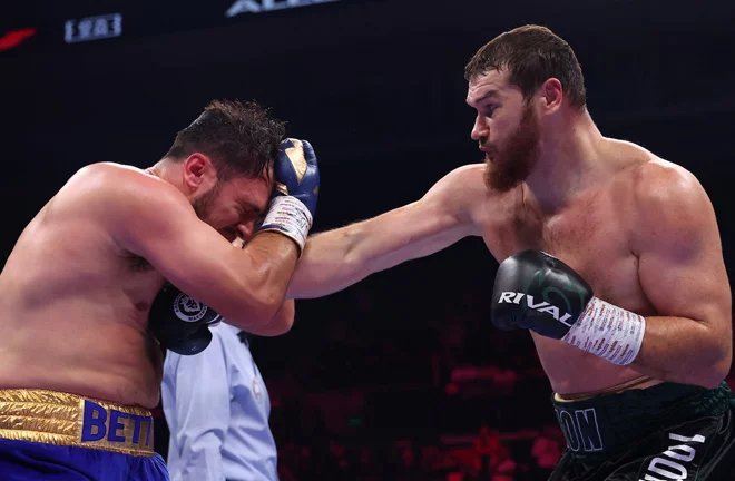 Arslanbek Makhmudov, Dave Allen’ı mağlup ederek WBA Kıtalararası ağır siklet kemerini kazandı